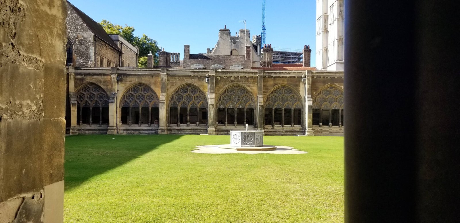 westminster_abbey_courtyard